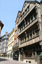 France, Haute Normandie, Seine Maritime, Rouen, rue Saint-Romain, maison a pans de bois, colombage, encorbellement, medieval, habitat traditionnel, paves