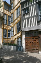 France, Haute Normandie, Seine Maritime, Rouen, place barthelemy, la maison qui penche, depuis le parvis de l'eglise saint Maclou, maison a pans de bois, habitat traditionnel, colombages, 
au debouche...