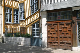 France, Haute Normandie, Seine Maritime, Rouen, place barthelemy, la maison qui penche, depuis le parvis de l'eglise saint Maclou, maison a pans de bois, habitat traditionnel, colombages, 
au debouche...