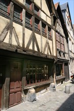 France, Haute Normandie, Seine Maritime, Rouen, rue damiette, antiquaires, maisons a pans de bois, colombage, encorbellement, paves, medieval, habitat traditionnel,