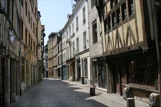 France, Haute Normandie, Seine Maritime, Rouen, rue damiette, antiquaires, maisons a pans de bois, colombage, encorbellement, paves, medieval, habitat traditionnel,