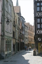 France, Haute Normandie, Seine Maritime, Rouen, rue damiette, antiquaires, maisons a pans de bois, colombage, encorbellement, paves, medieval, habitat traditionnel,