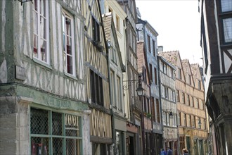 France, Haute Normandie, Seine Maritime, Rouen, rue damiette, antiquaires, maisons a pans de bois, colombage, encorbellement, paves, medieval, habitat traditionnel,