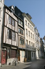 France, Haute Normandie, Seine Maritime, Rouen, rue cauchoise, habitat traditionnel, maisons a pans de bois, colombages, medieval, vieux quartier historique, commerces,