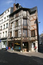 France, Haute Normandie, Seine Maritime, Rouen, rue cauchoise, habitat traditionnel, maisons a pans de bois, colombages, medieval, vieux quartier historique, commerces,
