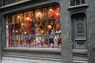 France, Haute Normandie, Seine Maritime, Rouen, rue Saint-Romain, maison a pans de bois, colombage, encorbellement, medieval, habitat traditionnel, commerce magasin, vitrine,