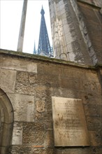 France, Haute Normandie, Seine Maritime, Rouen, rue Saint-Romain, vue sur la fleche de la cathedrale, plaque commemorative, jeanne d'arc,
