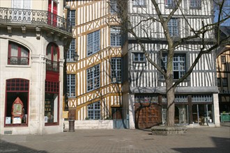 France, Haute Normandie, Seine Maritime, Rouen, place barthelemy, la maison qui penche, depuis le parvis de l'eglise saint Maclou, maison a pans de bois, habitat traditionnel, colombages, 
au debouche...