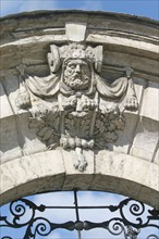 France, Haute Normandie, Seine Maritime, Rouen, rue beffroy, detail etablissement scolaire, mascaron, visage d'homme, portail,