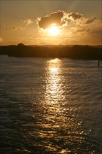 France, Haute Normandie, Seine Maritime, Tancarville, coucher de soleil sur les berges du fleuve,
