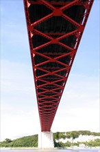 France, Haute Normandie, Seine Maritime, pont de Tancarville, sous le pont, structure metallique, croisillons, geometrie, fleuve, berge, falaise,