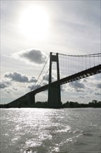 France, Haute Normandie, Seine Maritime, pont de Tancarville, digue, contre jour, silhouette, temps nuageux,