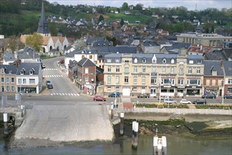 France, Haute Normandie, Seine Maritime, duclair, la Seine, au niveau du debarcadere du bac depuis la passeelle d'un cargo, centre ville,