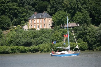 France, Haute Normandie, Seine Maritime, vallee de la Seine, caudebec en caux, vue depuis la rive d'en face, voilier, coteau, maison,