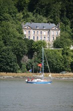 France, Haute Normandie, Seine Maritime, vallee de la Seine, caudebec en caux, vue depuis la rive d'en face, voilier, coteau, maison,