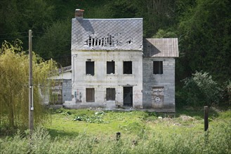 France, Haute Normandie, Seine Maritime, vallee de la Seine, maison abandonnee sur les berges du fleuve,