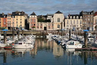 France, Haute Normandie, Seine Maritime, Dieppe, port, quai Henri IV, bateaux de plaisance, voiliers, vedettes, reflets dans l'eau,