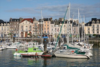 France, Haute Normandie, Seine Maritime, Dieppe, port, quai Henri IV, bateaux de plaisance, voiliers, vedettes, reflets dans l'eau,