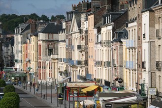 France, Haute Normandie, Seine Maritime, Dieppe, quai Henri IV, facades de maisons alignees,