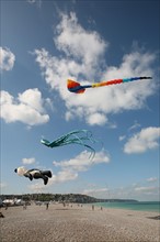 France, Haute Normandie, Seine Maritime, Dieppe, plage, galets, mer, festival des cerfs volants 2008, ciel nuageux,