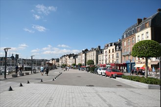 France, Haute Normandie, Seine Maritime, Dieppe, quai Henri IV, facades de maisons alignees, rue,