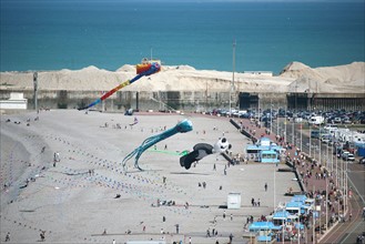 France, Haute Normandie, Seine Maritime, Dieppe, plage, galets, mer, festival des cerfs volants 2008, vue d'ensemble,