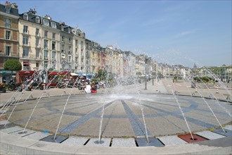 France, Haute Normandie, Seine Maritime, Dieppe, quai Henri IV, fontaine monumentale, jets d'eau, maisons,