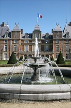 France, Haute Normandie, Seine Maritime, Eu, jardins du chateau - hotel de ville, mairie, fontaine, jets d'eau