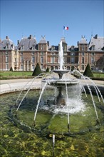 France, Haute Normandie, Seine Maritime, Eu, jardins du chateau - hotel de ville, mairie, fontaine, jets d'eau