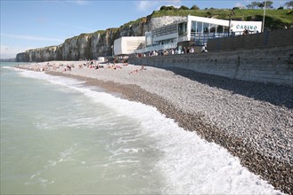 France, Haute Normandie, Seine Maritime, pays de Caux, Saint-Valery-en-Caux, plage de galets, casino, falaise, mer, vagues,