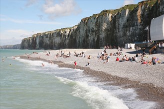 France, Haute Normandie, Seine Maritime, pays de Caux, Saint-Valery-en-Caux, plage de galets, casino, falaise, mer, vagues,