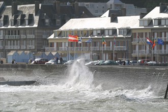 France, Haute Normandie, Seine Maritime, pays de Caux, Saint-Valery-en-Caux, mer agitee, vagues debordant sur la digue,