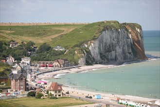 France, Haute Normandie, Seine Maritime, pays de Caux, veulettes sur mer, vue sur la plage et la falaise depuis les hauteurs de Paluel,