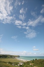 France, Haute Normandie, Seine Maritime, pays de Caux, veulettes sur mer, vue sur la plage et la falaise depuis les hauteurs de Paluel, ciel nuageux,