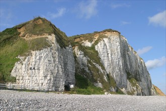 France, Haute Normandie, Seine Maritime, pays de Caux, veulettes sur mer, plage de galets et falaises,