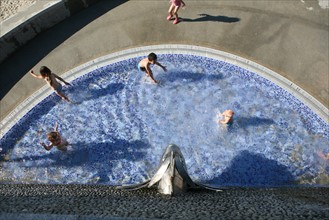 France, Haute Normandie, Seine Maritime, pays des hautes falaises, yport, la plage, enfants, baignade dans un bassin, loisirs aquatiques,