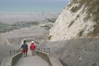 France, Haute Normandie, Seine Maritime, pays de Caux maritime, Sotteville-sur-Mer, valleuse, escaliers dans la falaise, maree basse,