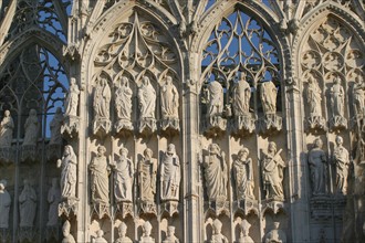 France, Haute Normandie, Seine Maritime, Rouen, cathedrale Notre-Dame, art gothique, facade occidentale, detail personnages sculptes, ogives,