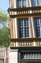 France, Haute Normandie, Seine Maritime, Rouen, place barthelemy, la maison qui penche, depuis le parvis de l'eglise saint Maclou, maison a pans de bois, habitat traditionnel, colombages, 
au debouche...