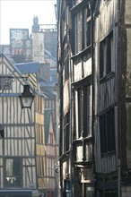 France, Haute Normandie, Seine Maritime, Rouen, rue damiette, antiquaires, maisons a pans de bois, colombage, encorbellement, paves, medieval, habitat traditionnel,