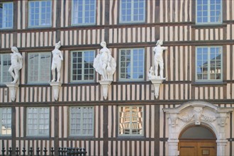 France, Haute Normandie, Seine Maritime, Rouen, rue d'amiens, hotel d'etancourt, hotel particulier, maisons a pans de bois, colombage, medieval, habitat traditionnel, statues en facade, sculpture,