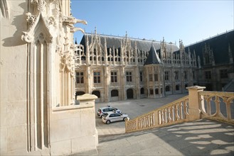 France, Haute Normandie, Seine Maritime, Rouen, palais de justice, tribunal, institution, monument historique restaure en 2007, neo gothique, cour d'honneur, palais royal, tour centrale, grand escalie...