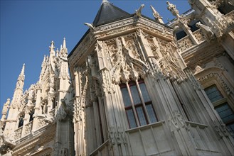 neo gothique, cour d'honneur, palais royal, tour centrale,