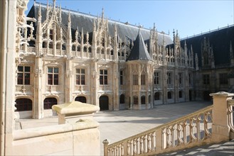 France, Haute Normandie, Seine Maritime, Rouen, palais de justice, tribunal, institution, monument historique restaure en 2007, neo gothique, cour d'honneur, palais royal, tour centrale, grand escalie...