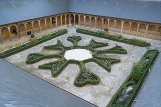 France, Haute Normandie, Seine Maritime, montivilliers, abbaye, cloitre, jardin de buis, piliers de bois,