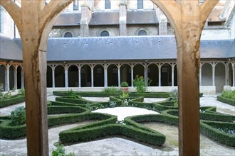 France, Haute Normandie, Seine Maritime, montivilliers, abbaye, cloitre, jardin de buis, piliers de bois,