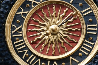 France, Haute Normandie, Seine Maritime, Rouen, gros horloge renove en 2007, detail cadran, aiguilles, horlogerie, chiffres romains, soleil,