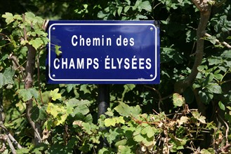 France, Haute Normandie, Seine Maritime, veules les roses, pays de Caux maritime, au fil de la veule, plus petit fleuve de france, chemin des champs elysees, panneau indicateur,