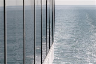 France, Haute Normandie, au large de la cote d'albatre, mer Manche, effet de reflet sur le ferry seven sisters de transmanche ferries,