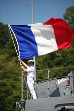 France, Haute Normandie, Seine maritime, vallee de la Seine, armada 2008, 14 juillet 2008, grande parade en Seine, marins de la marine japonaise remerciant le pays accueillant,